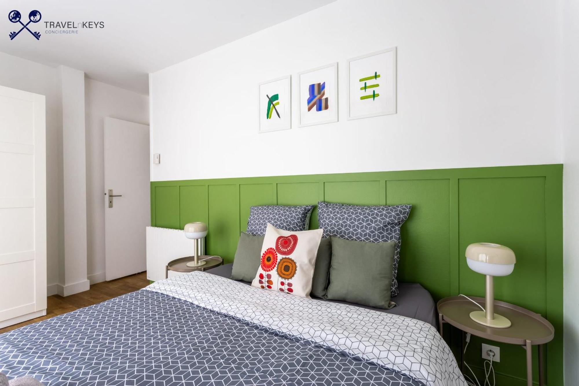 702 - Eiffel Tower Apartment *