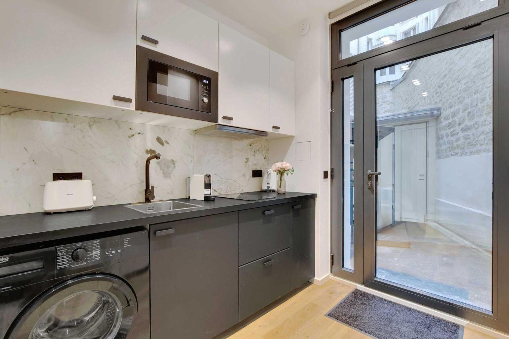 Authentic - 2br - 6p - Moulin Rouge Apartment *