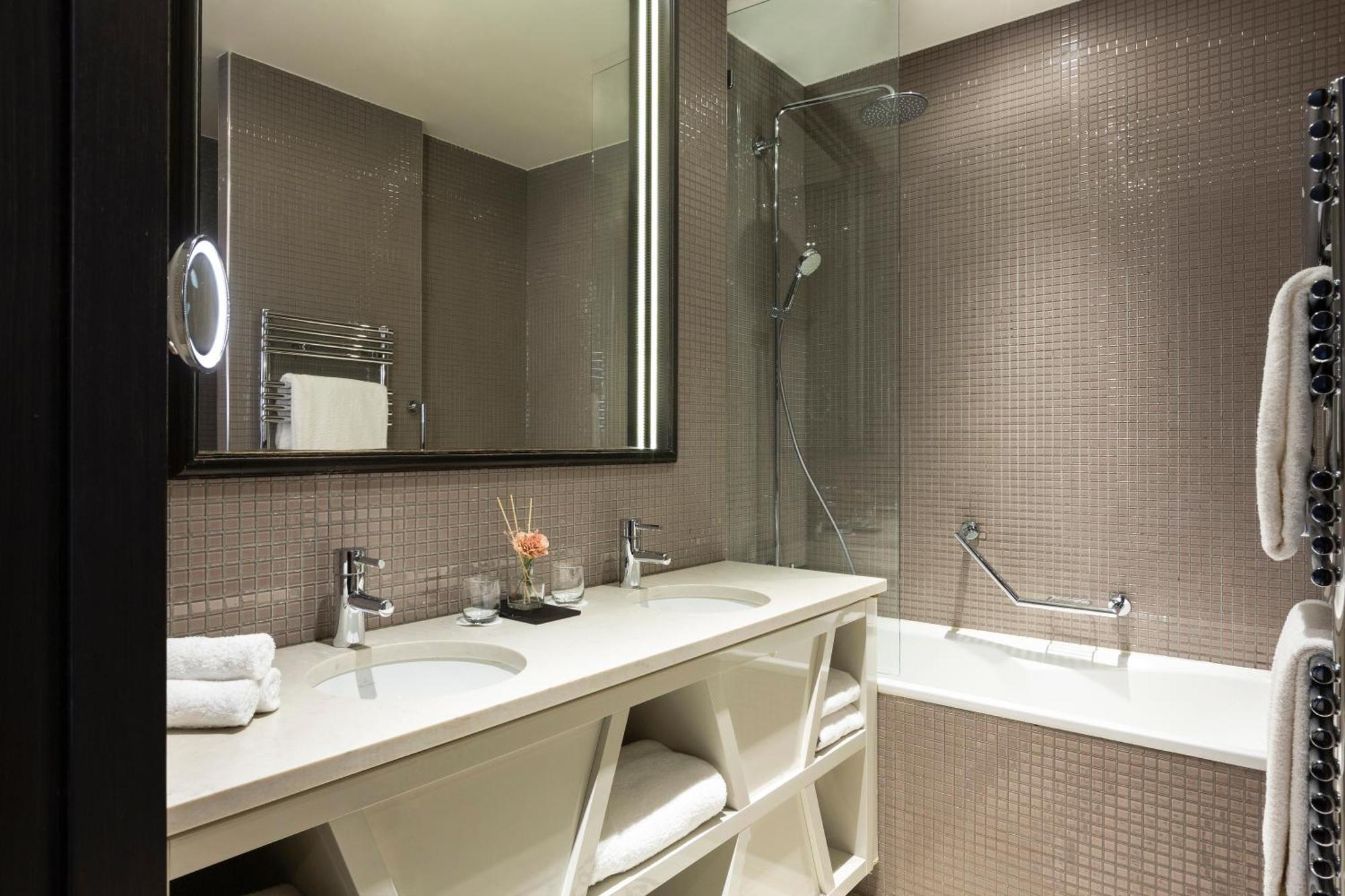 La Clef Tour Eiffel By The Crest Collection Hotel 5*