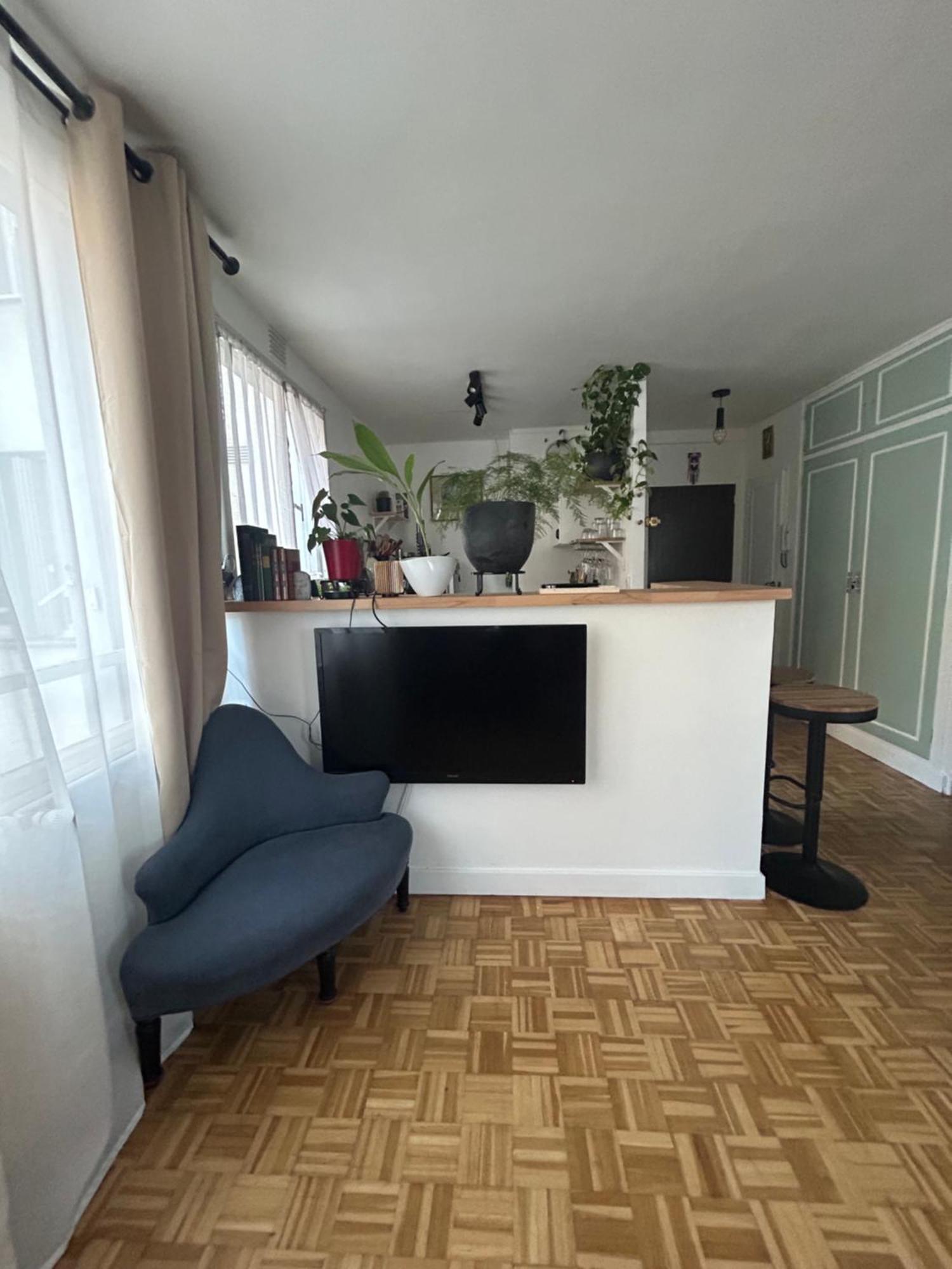 Apartment Grand 2 Pieces Dans Le 20eme A *