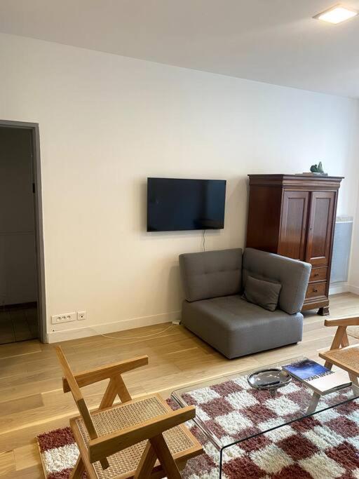 Modern Parisian Flat In Montparnasse Area Apartment