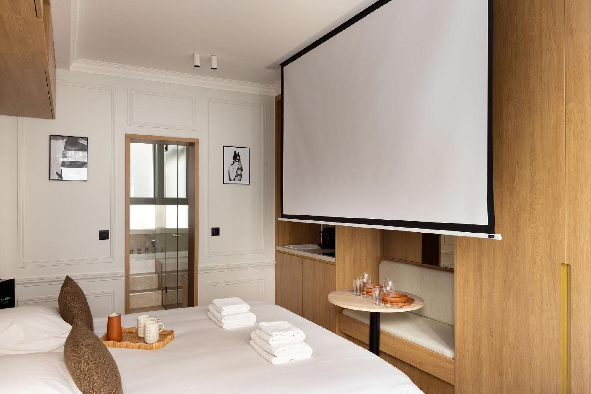 Avec Jacuzzi & Cinema-gare Mont Parnasse Apartment