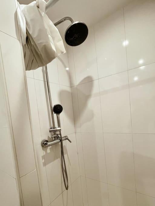 1br Et Canape Lit Dans Le Salon Apartment Paris