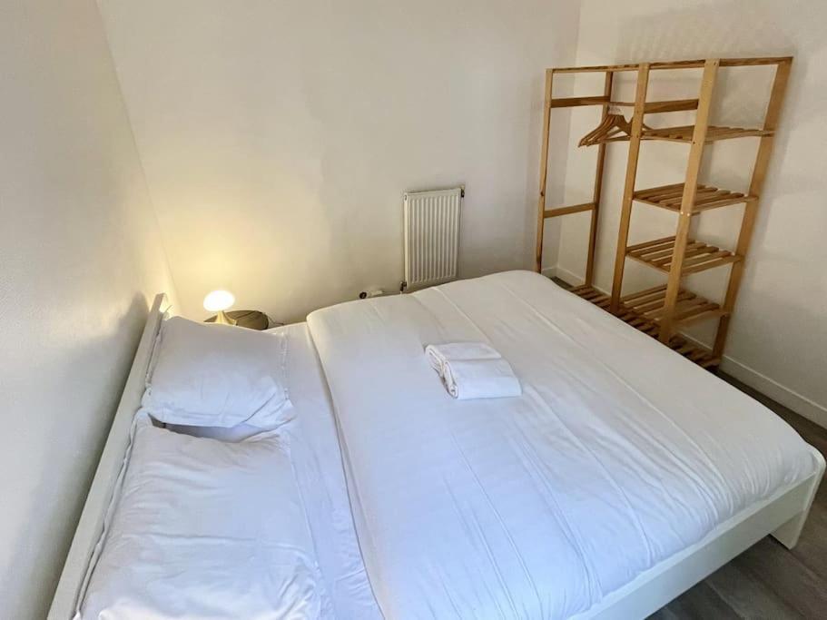 1br Et Canape Lit Dans Le Salon Apartment Paris