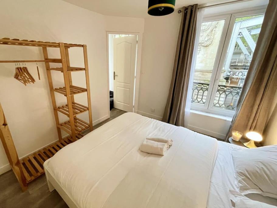 1br Et Canape Lit Dans Le Salon Apartment *