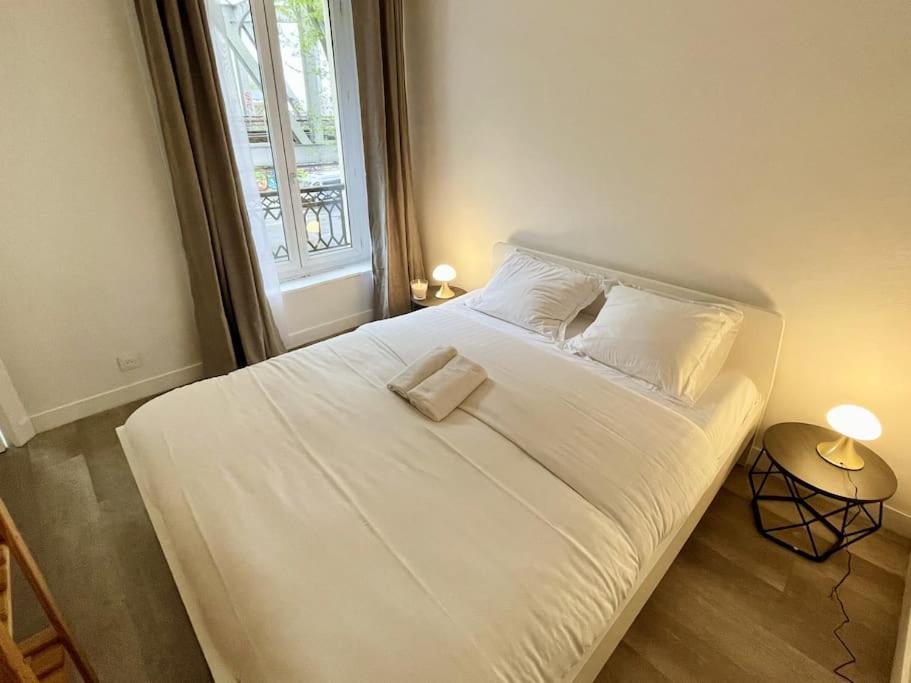 1br Et Canape Lit Dans Le Salon Apartment Paris