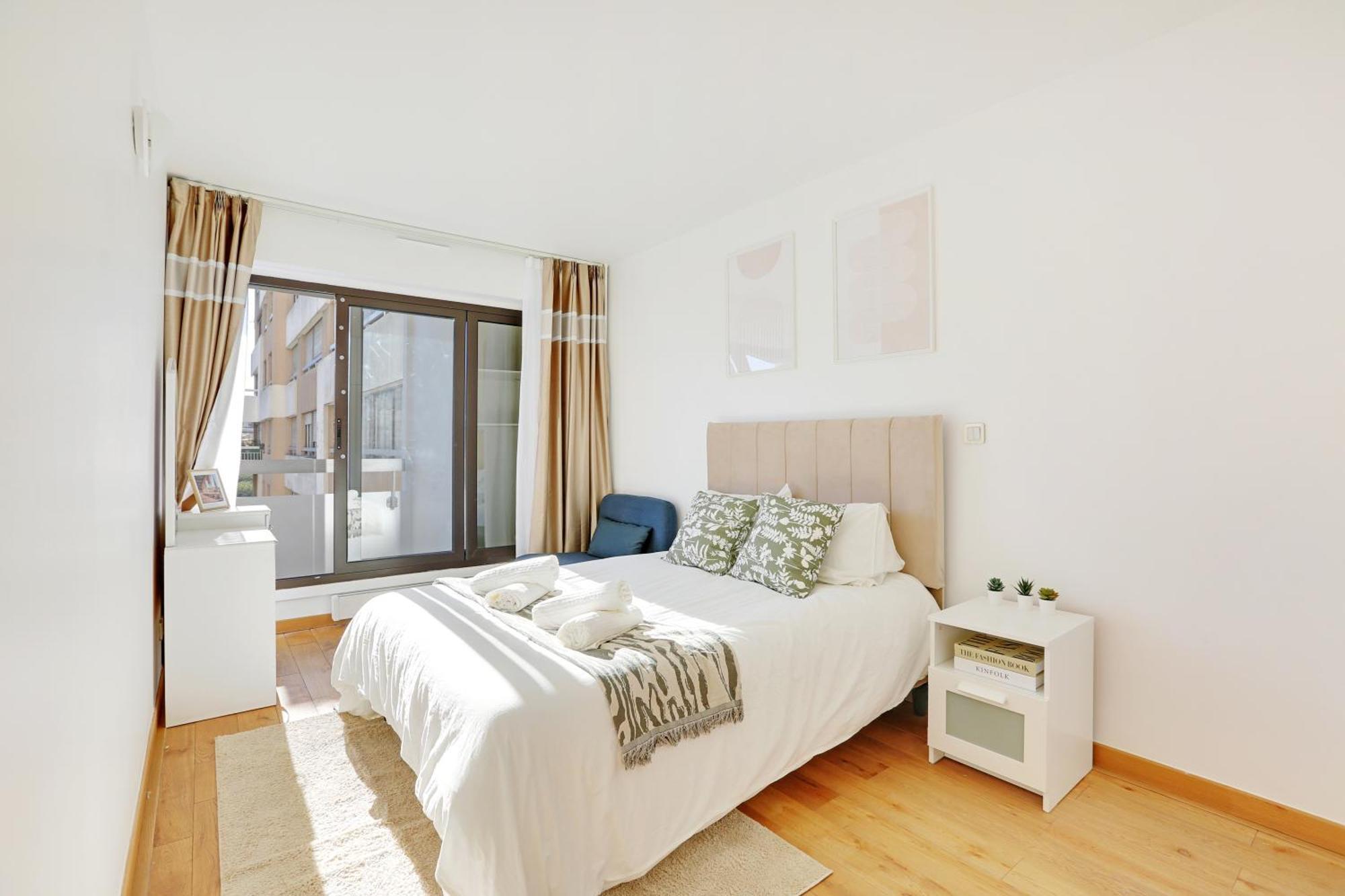 Apartment A 1 Minute Du Metro Et Parking Prive