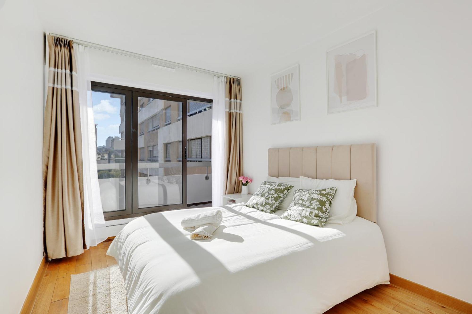 A 1 Minute Du Metro Et Parking Prive Apartment