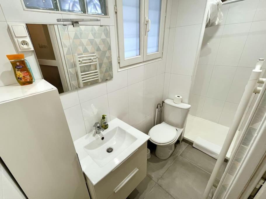 1br Et Canape Lit Dans Le Salon Apartment