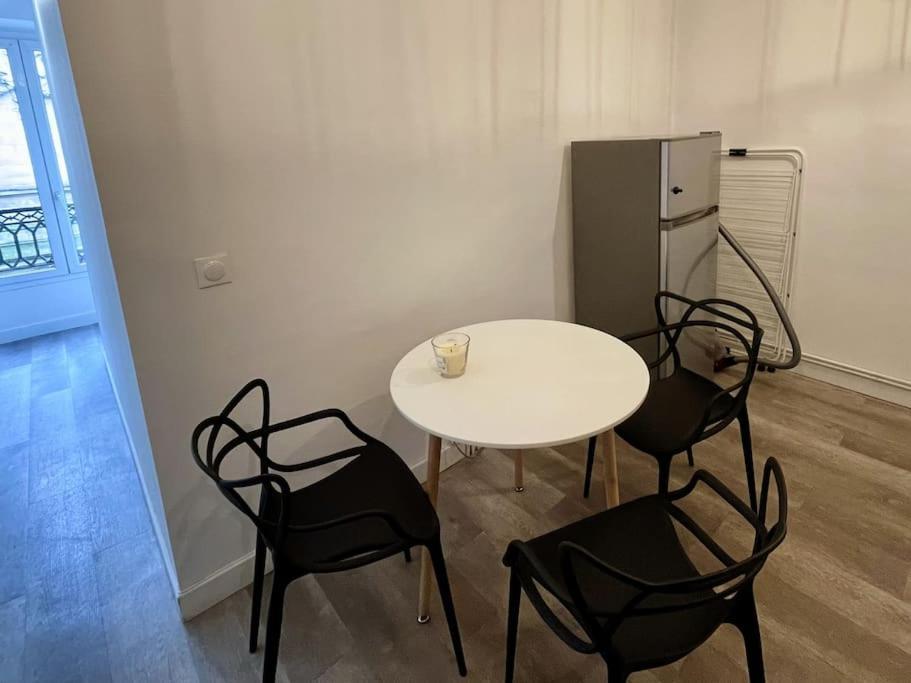 1br Et Canape Lit Dans Le Salon Apartment