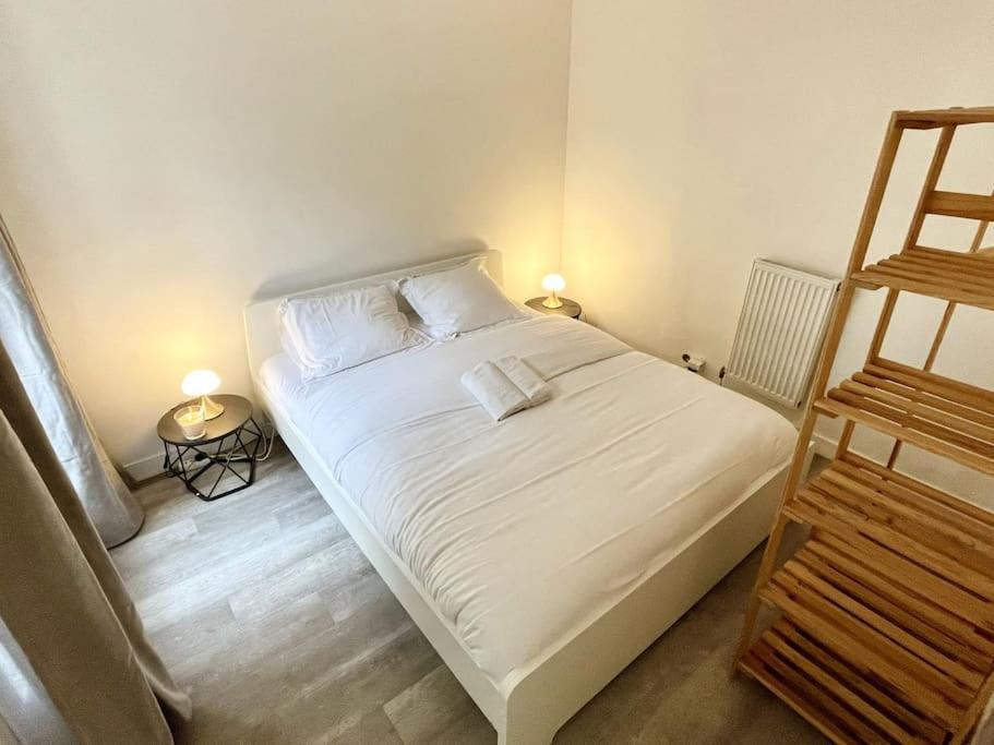 1br Et Canape Lit Dans Le Salon Apartment Paris