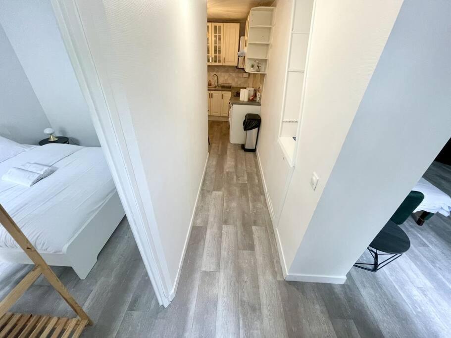 1br Et Canape Lit Dans Le Salon Apartment