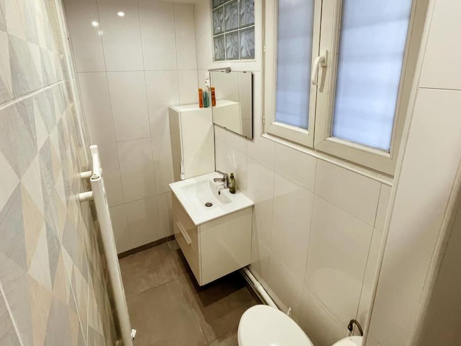 1br Et Canape Lit Dans Le Salon Apartment Paris
