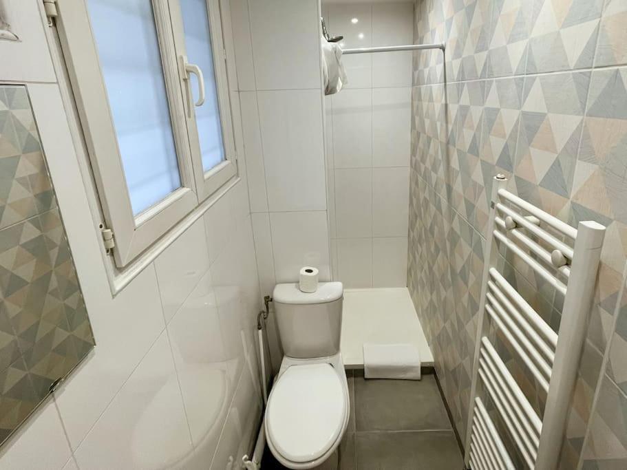 1br Et Canape Lit Dans Le Salon Apartment *