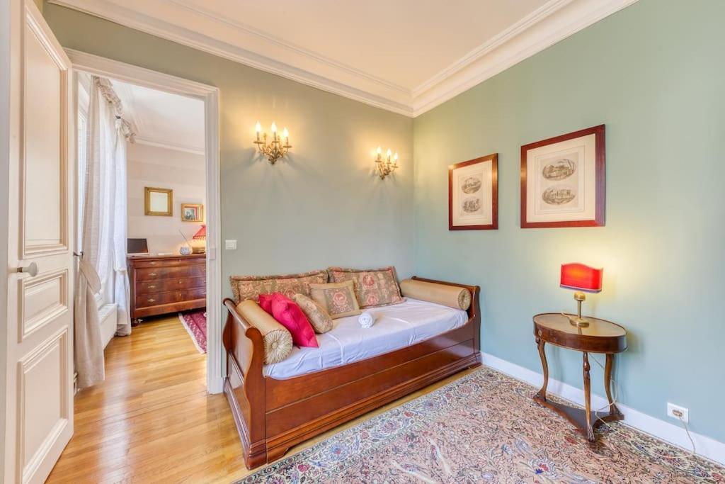 De La Belle Epoque- Notre-dame Apartment Paris
