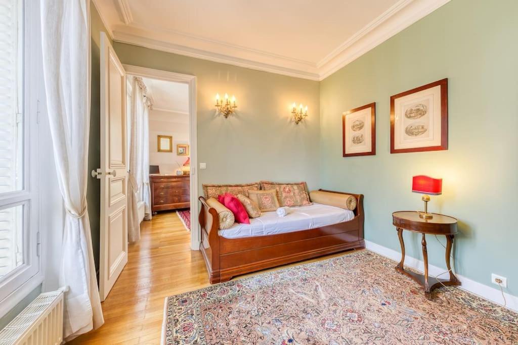 De La Belle Epoque- Notre-dame Apartment *