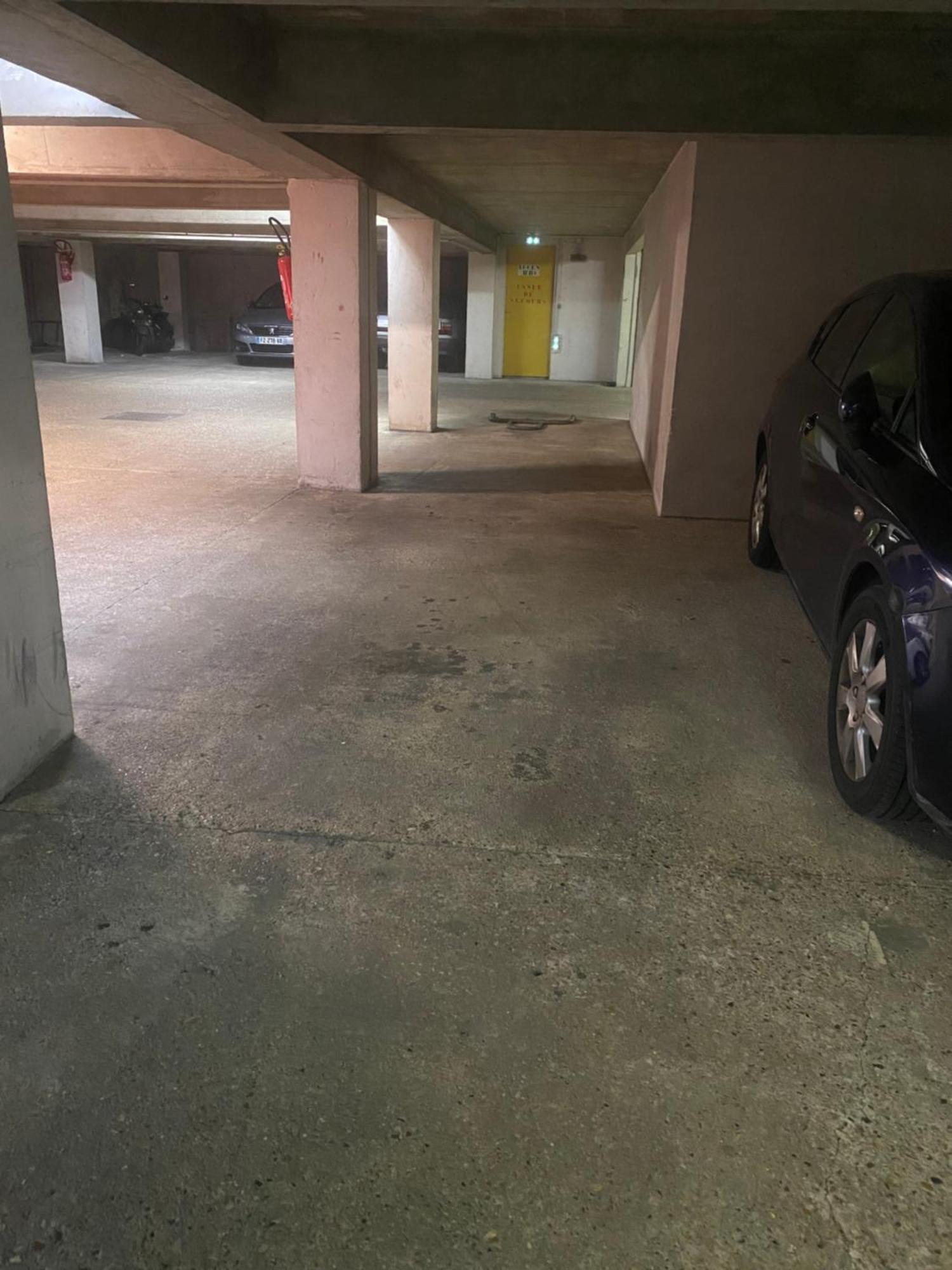Apartment A 1 Minute Du Metro Et Parking Prive
