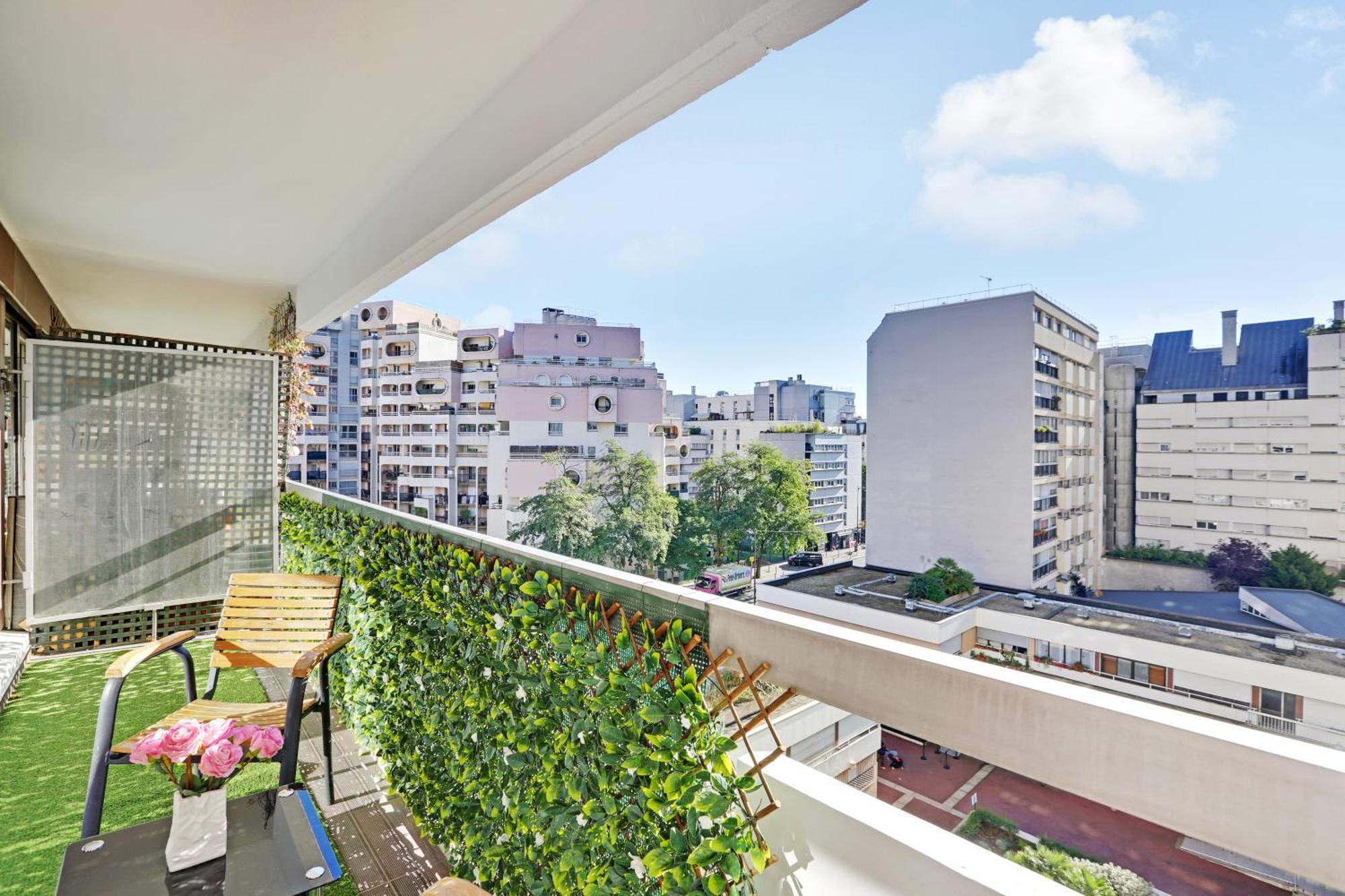 Apartment A 1 Minute Du Metro Et Parking Prive *