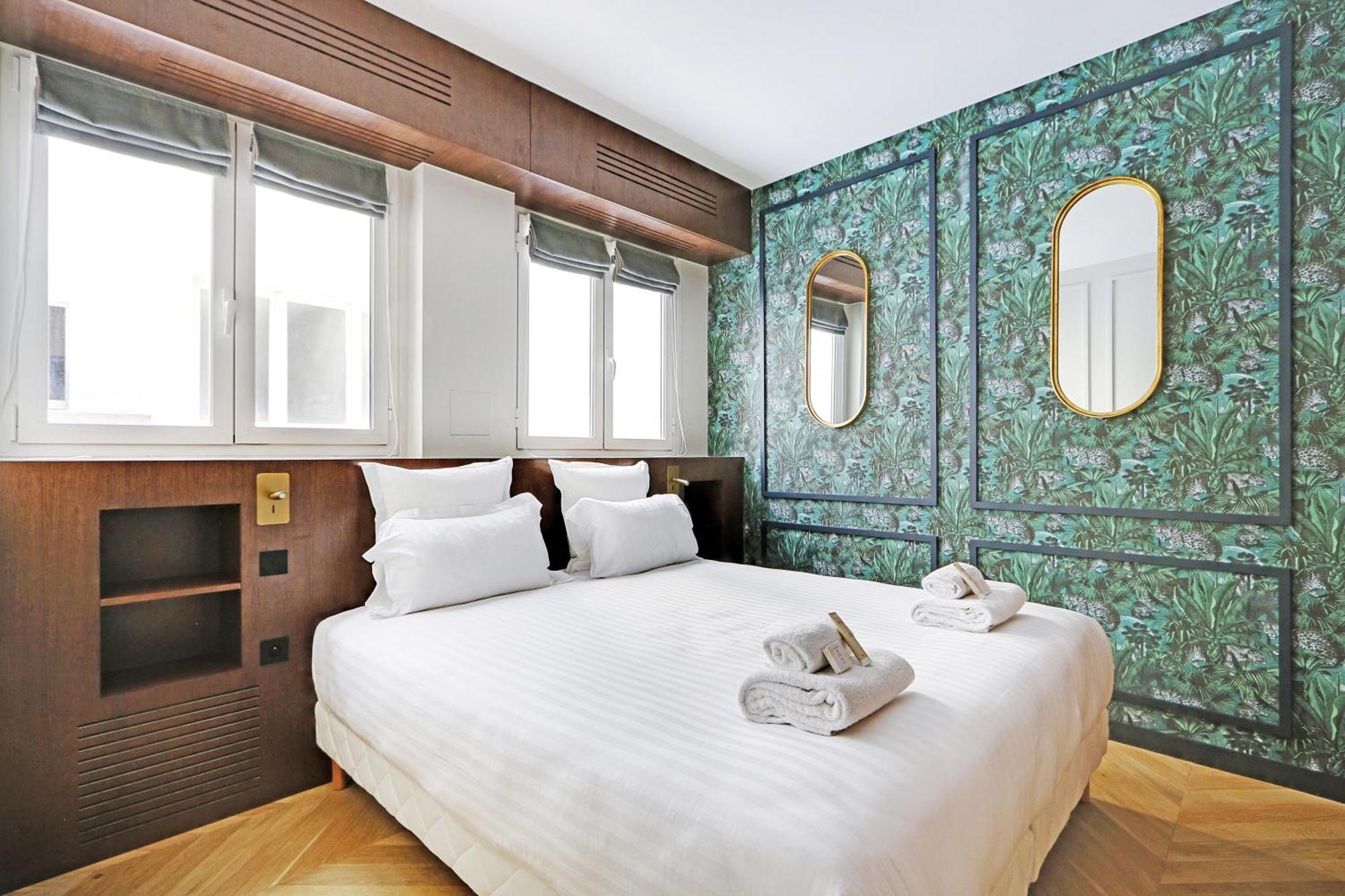 Apartment Pick A Flat's In Triangle D'or - Pierre 1er De Serbie Paris