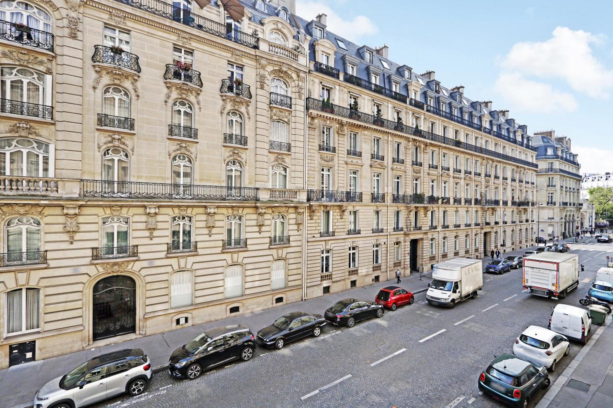 Apartment Pick A Flat's In Triangle D'or - Pierre 1er De Serbie Paris
