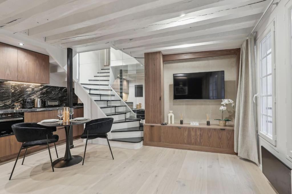 Apartment Duplex Parisien Pres Du Louvre Paris