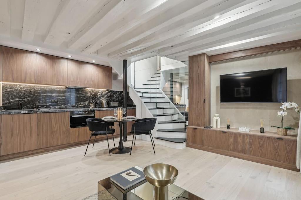 Duplex Parisien Pres Du Louvre Paris
