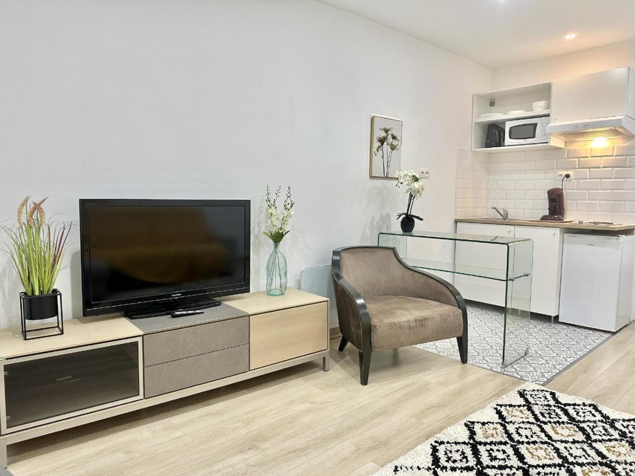 Modern Comfort In 15th District In Lakanal Paris