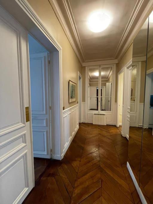 Elegant Parisien *