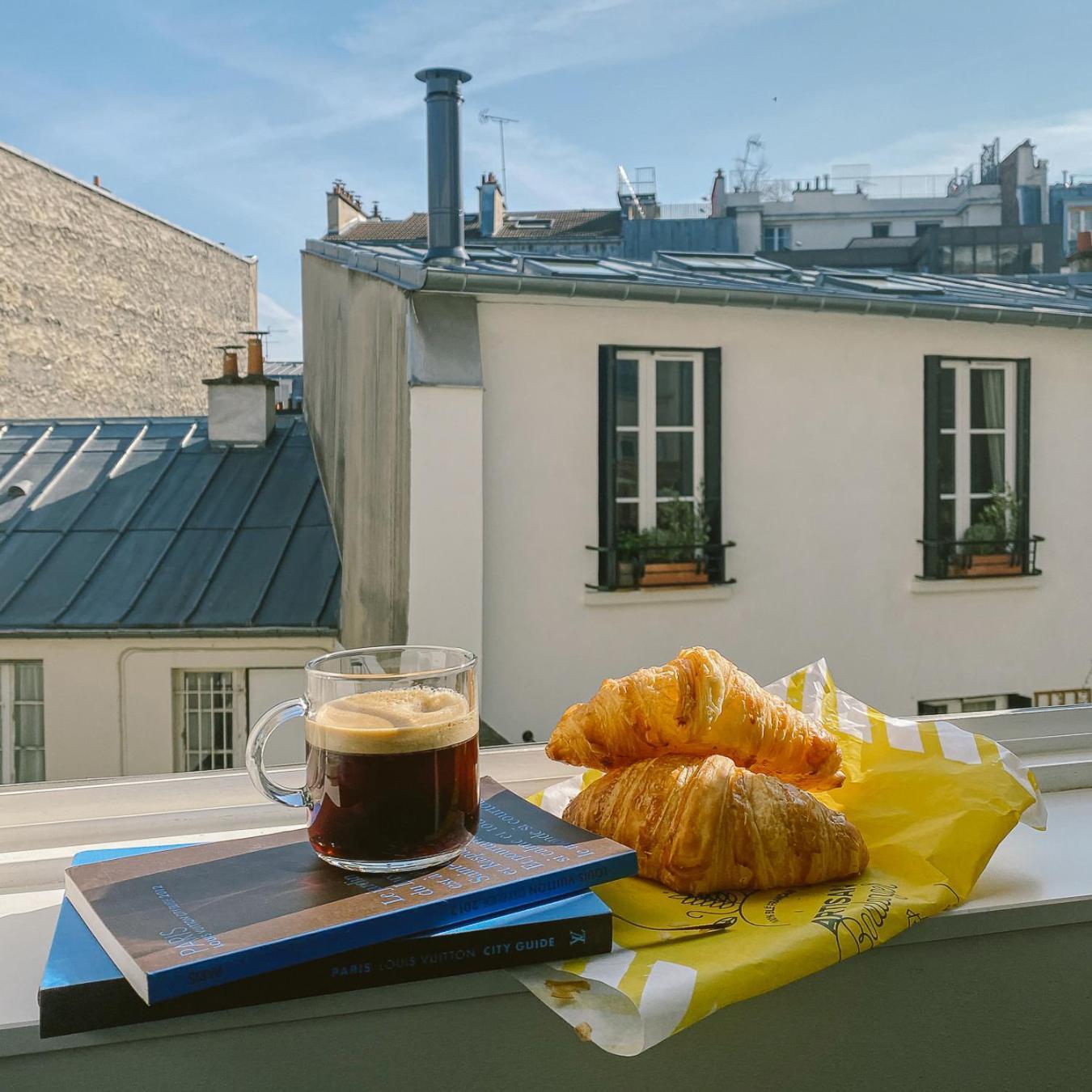 Romantic Artist Montmartre Couette-café Paris