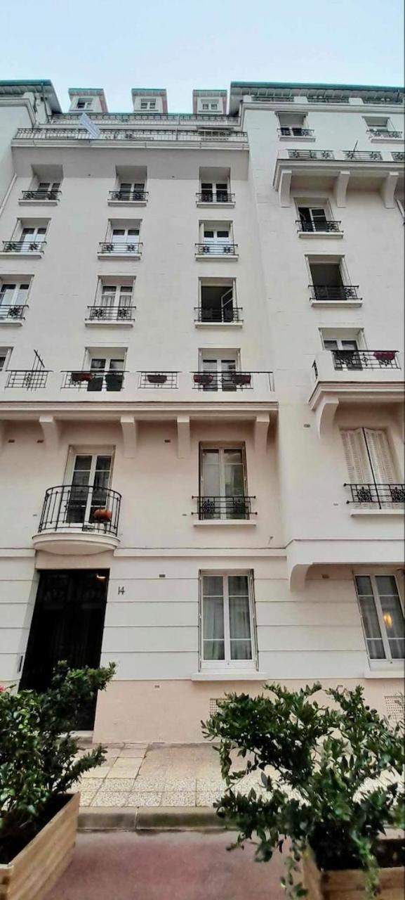 Avec Balcon Dans Calme Avec Gardien - Paris