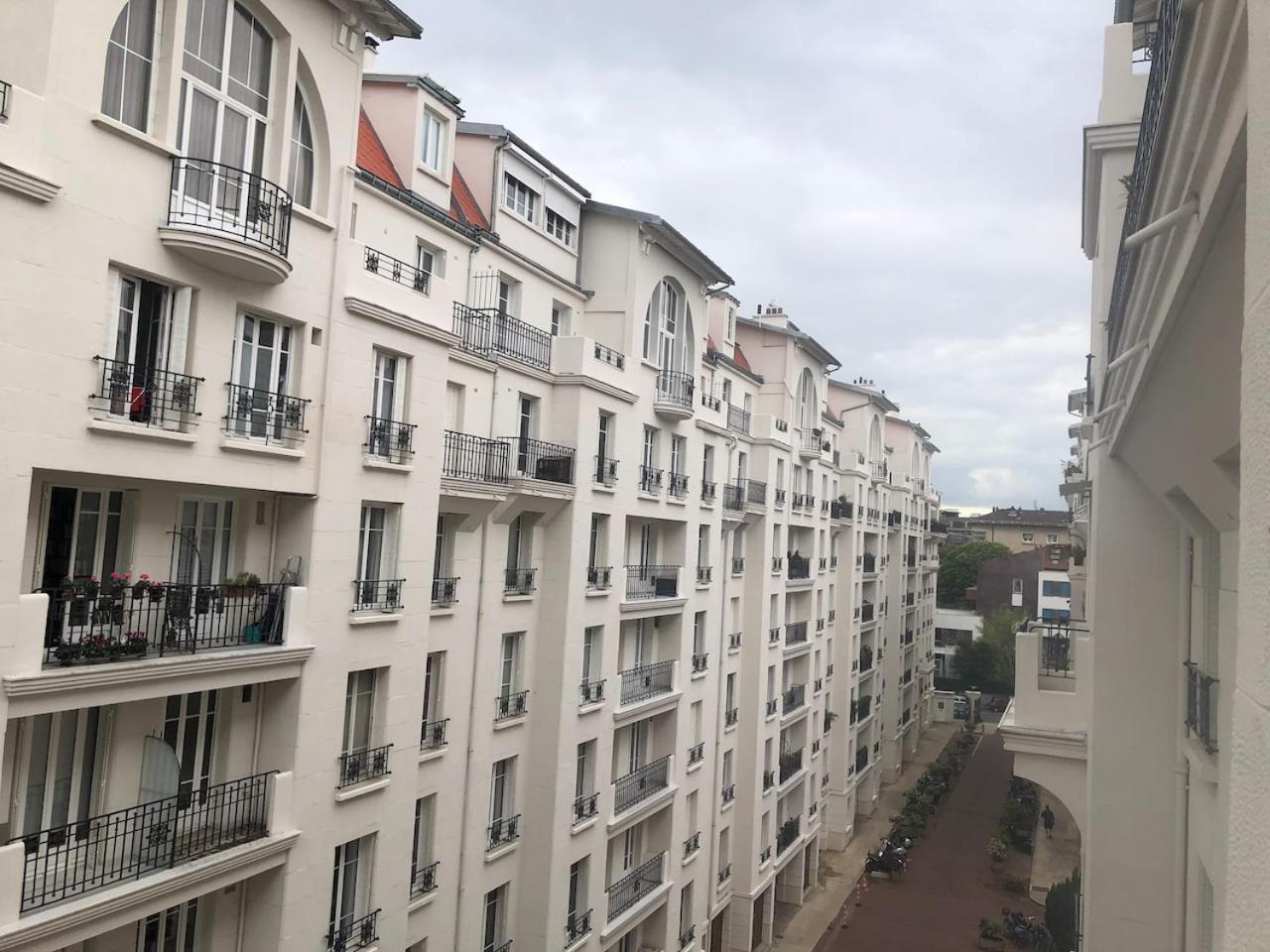 Avec Balcon Dans Calme Avec Gardien - Paris