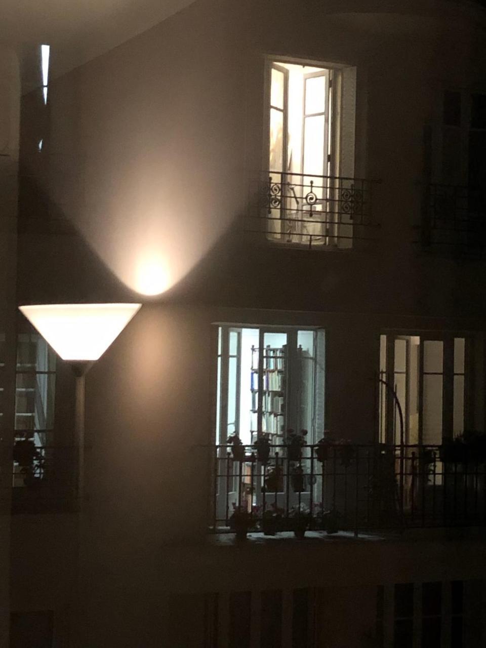 Avec Balcon Dans Calme Avec Gardien - * Paris