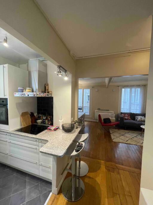 Spacious And Convenient 2 Bedroom Flat In Centre *