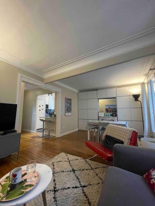 Spacious And Convenient 2 Bedroom Flat In Centre *