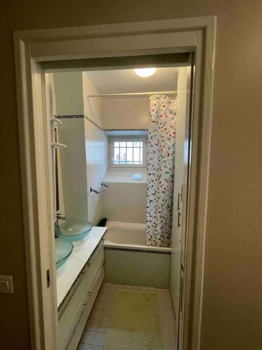 Spacious And Convenient 2 Bedroom Flat In Centre Apartment *