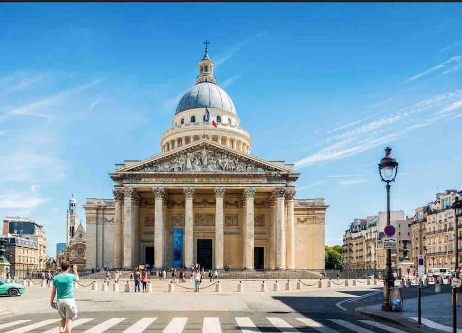Spacious And Convenient 2 Bedroom Flat In Centre Apartment Paris