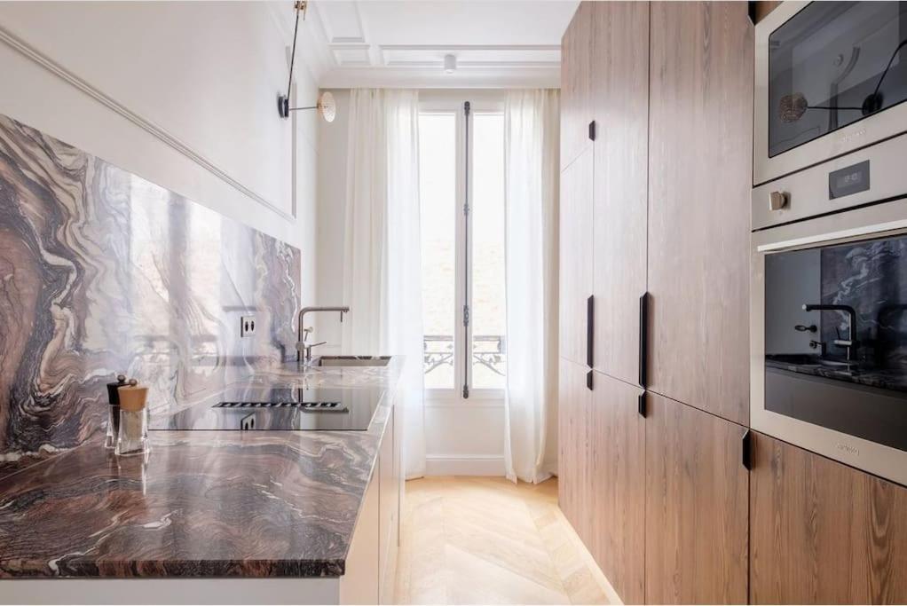 Haussmannien Luxe - 2 Chambres, Champs-elysees Apartment Paris