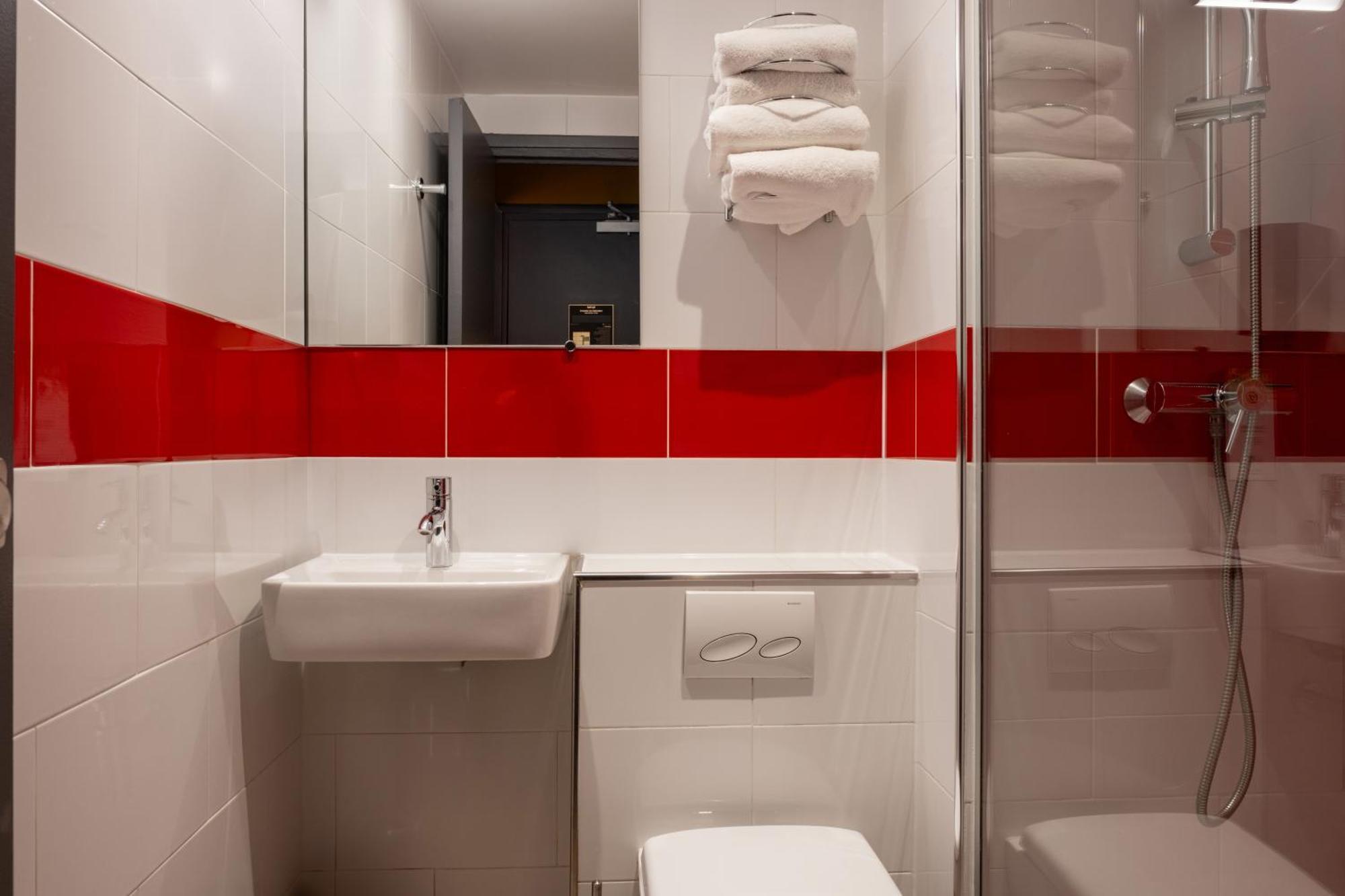 Kyriad 10 - Canal Saint Martin - Republique Hotel