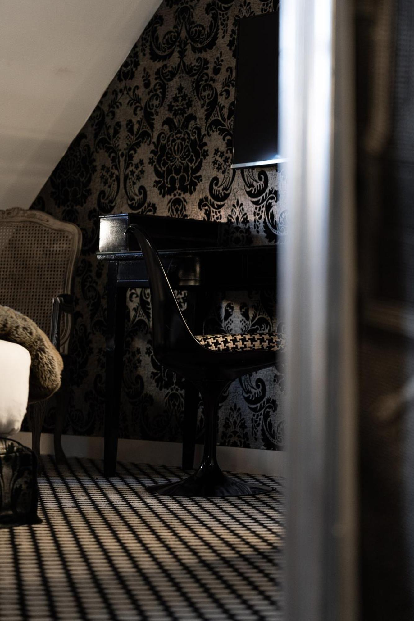 Du Petit Moulin, Haute Couture By Lacroix 4* Paris