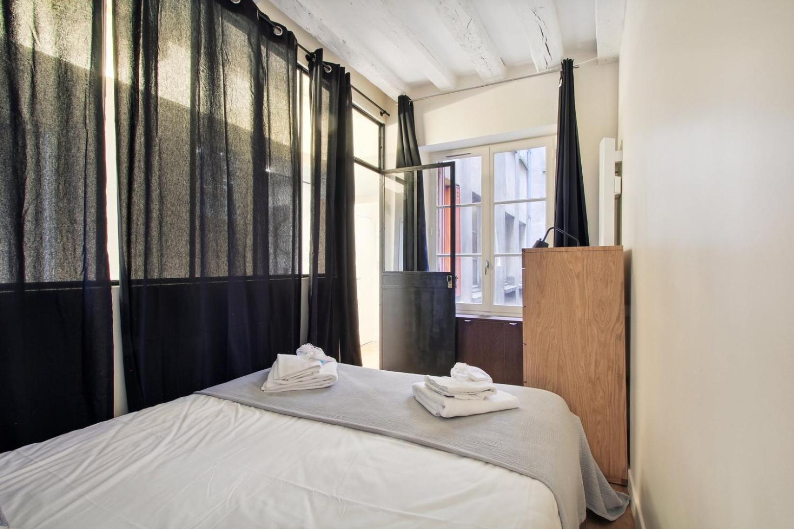 256 Rosiers - Superb In Paris. * Paris