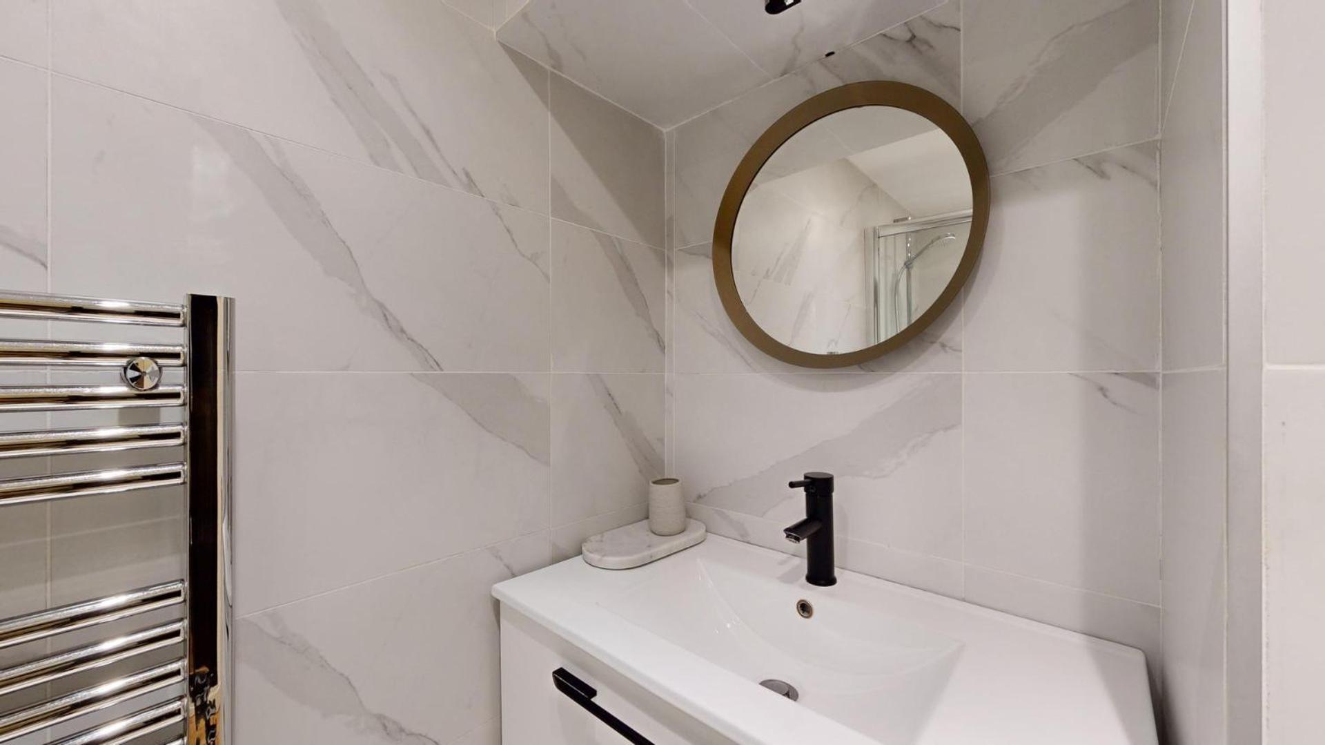 256 Rosiers - Superb In Paris. Paris