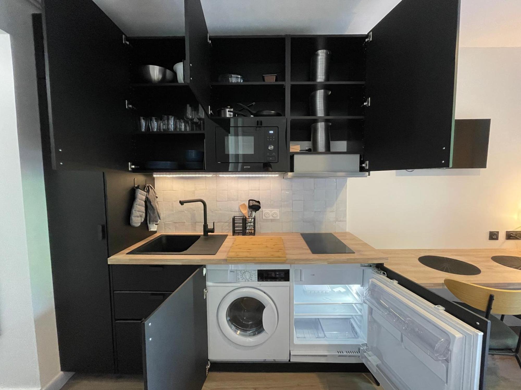 Renove Avec Balcon Pres Des Champs-elysees Apartment