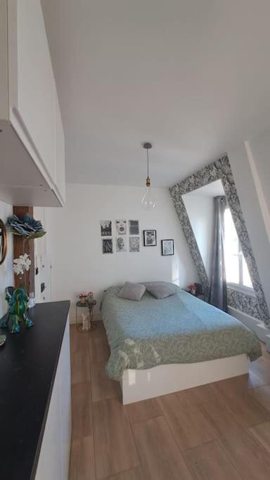 Center Eiffel Tower View Apartment