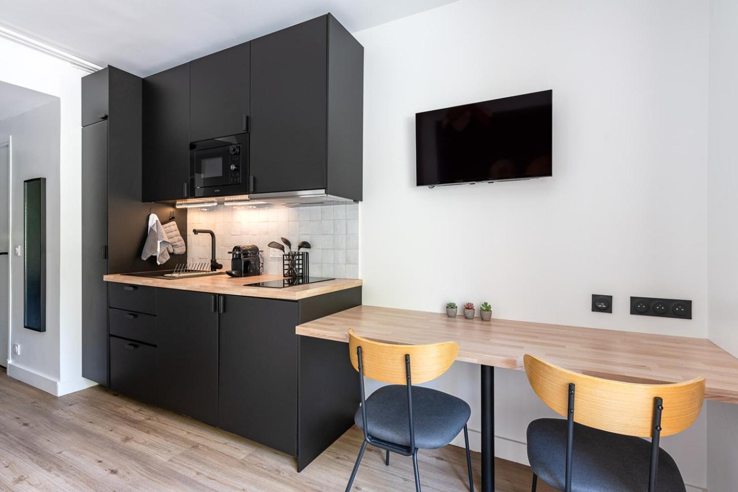 Apartment Renove Avec Balcon Pres Des Champs-elysees *
