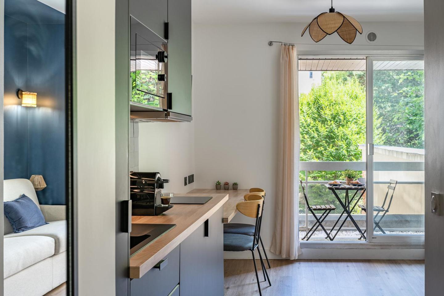 Apartment Renove Avec Balcon Pres Des Champs-elysees Paris