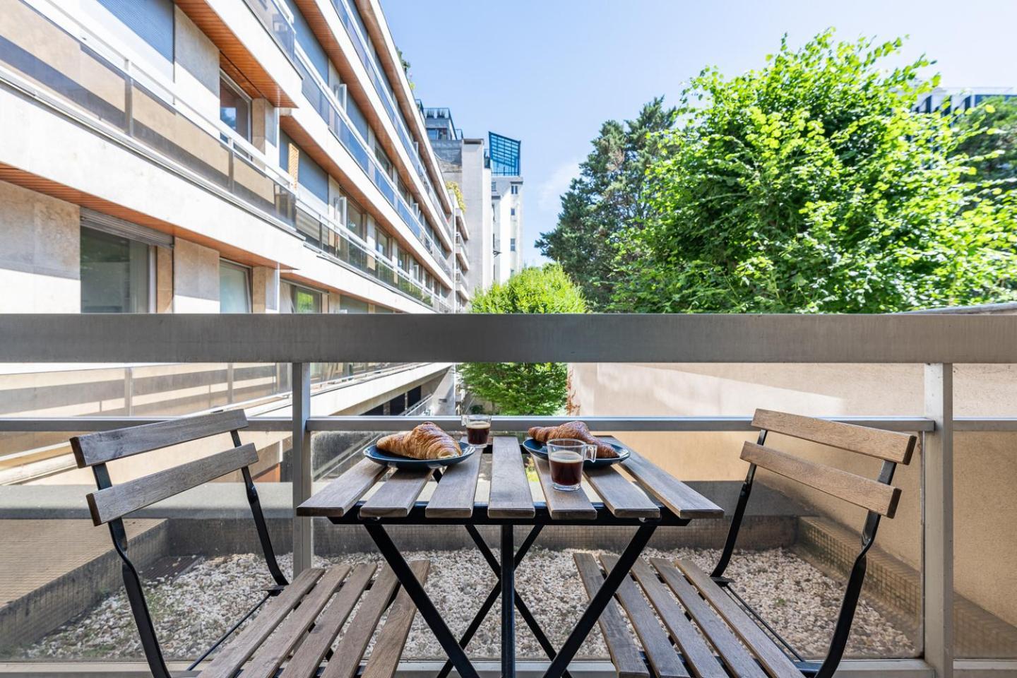 Renove Avec Balcon Pres Des Champs-elysees Paris