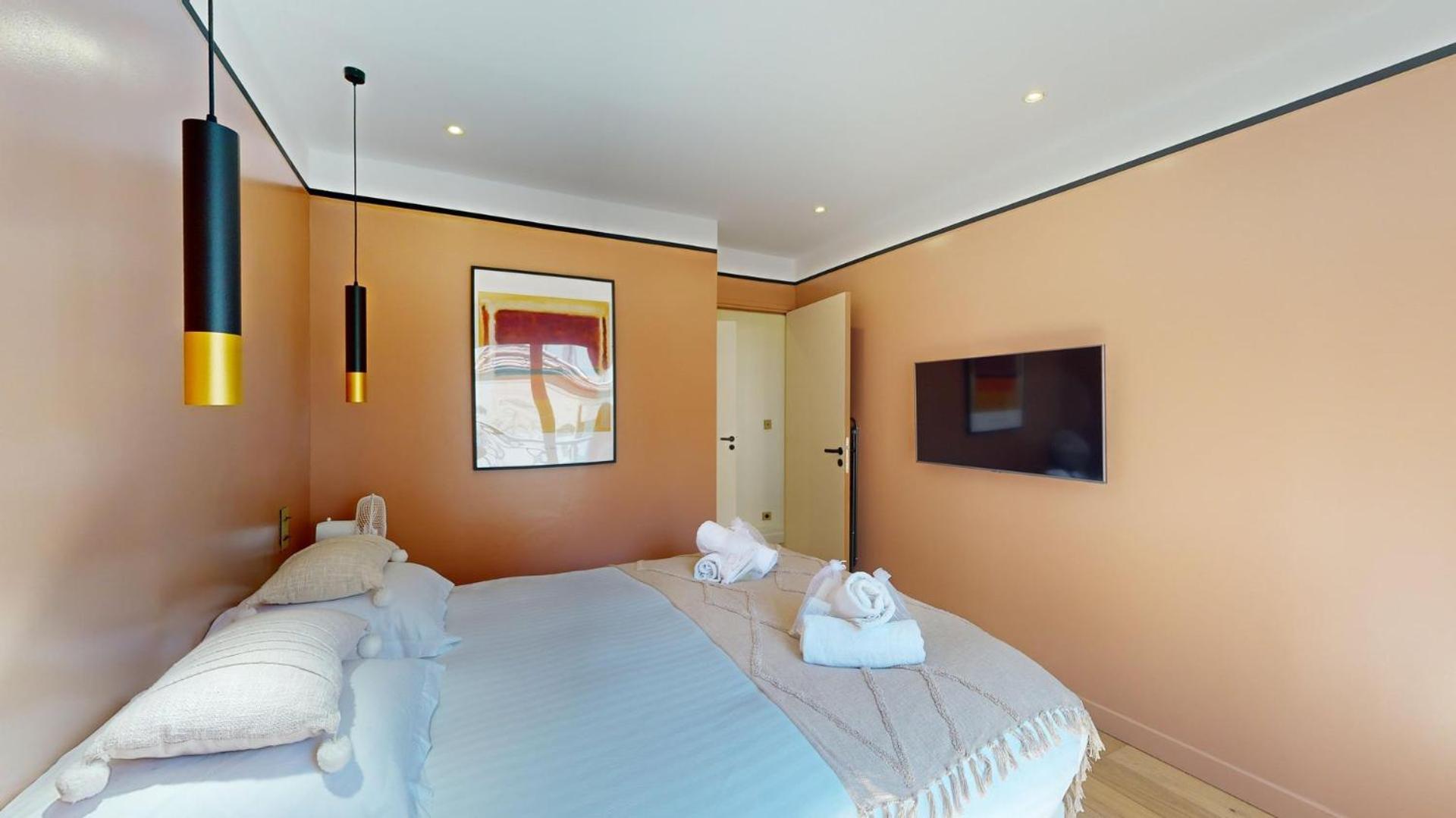 179 Mayou - Superbe A Paris