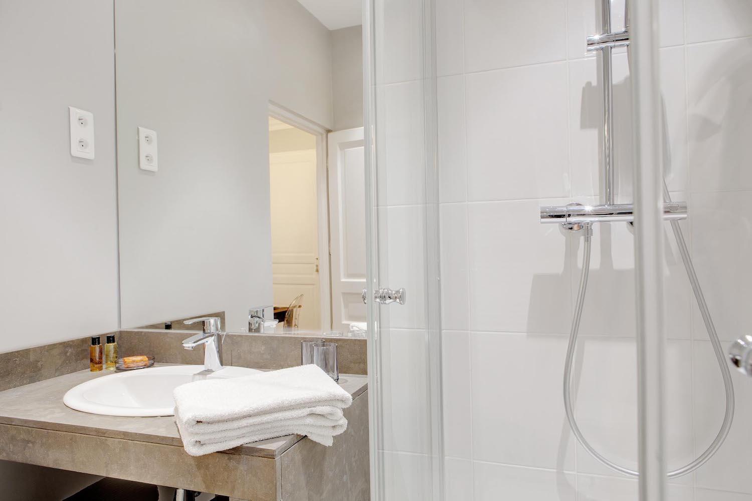 Apartment Blanc Manteau Paris