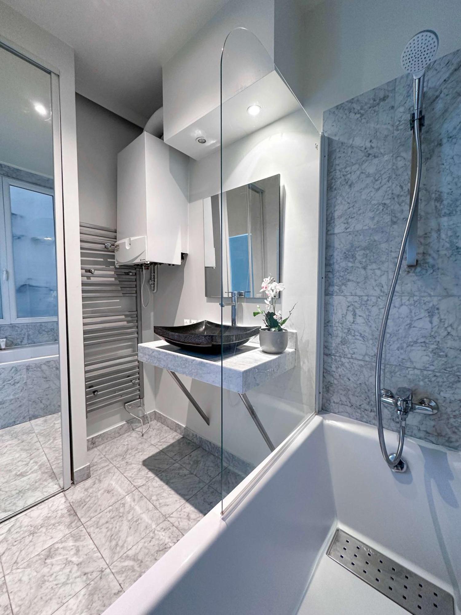 Unique At The Bourse Apartment *