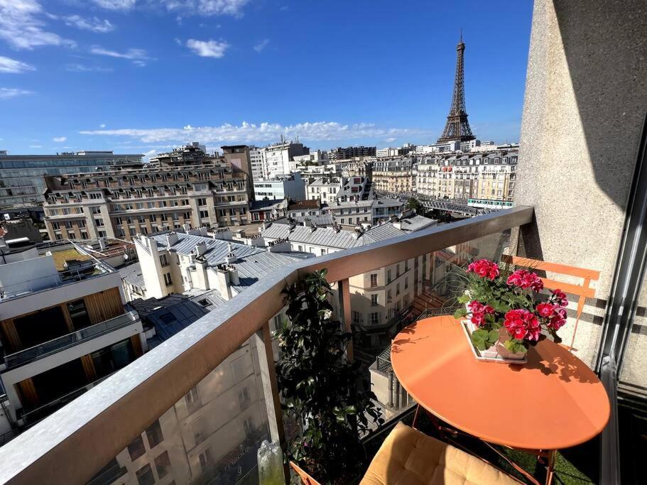 Tour Eiffel - Vue Imprenable Au-dessus Des Toits, Balcon